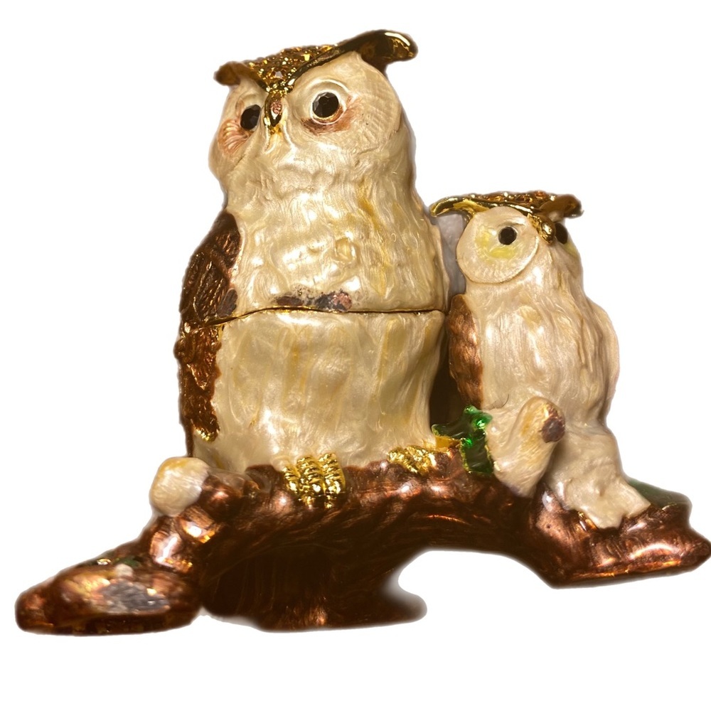102. Pier 1 Cloisonne Mom & Baby Owl
Trinket Box

• Metal alloy
• Handcrafted